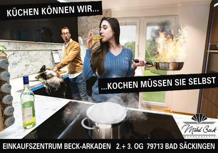 Werbebild von Möbelbeck. Frau kocht und Mann schaut erstaunt zu.