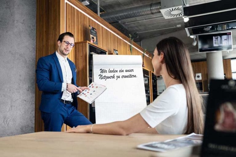 Foto von Inhaber Herrn Beck bei einer Präsentation
