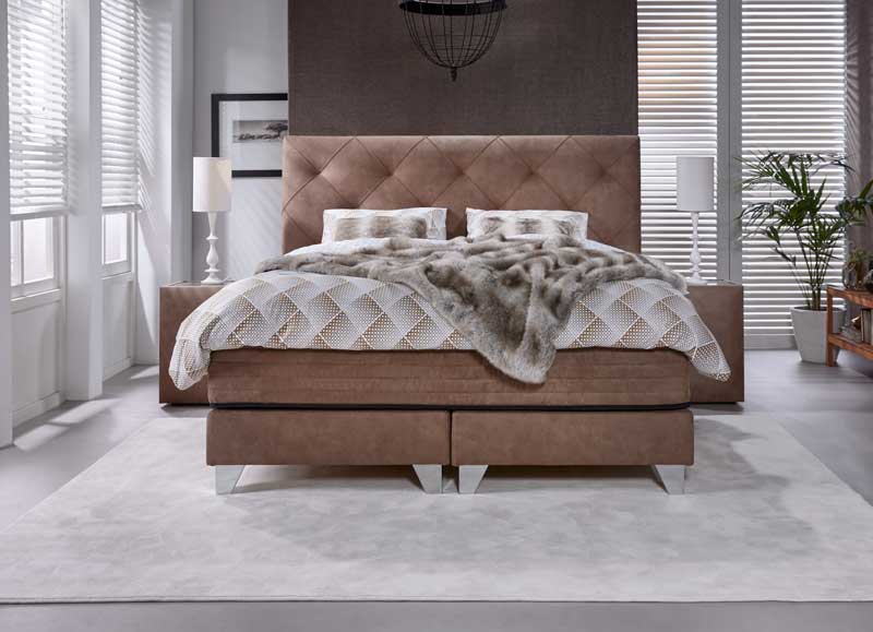 Foto eines edlen Boxspringbettes in einem sanften Braunton