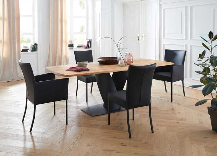 Foto eines hochwertigen Esstischs mit schwarzen Stühlen
