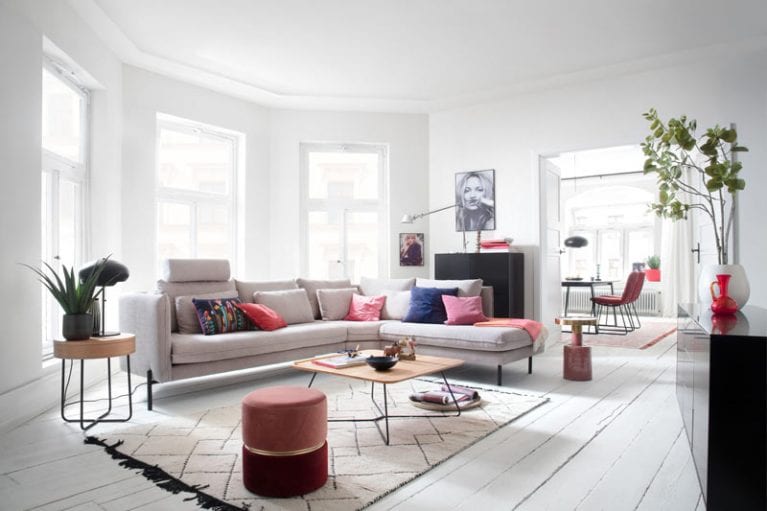 Foto eines minimalistischen Sofas in luxuriösem Wohnzimmer