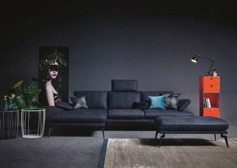 Foto eines minimalistischen Sofas in luxuriösem Wohnzimmer