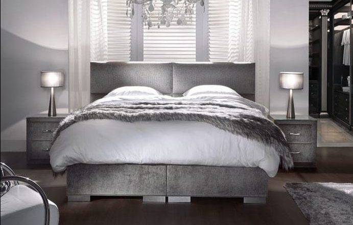 Graues Serta Boxspringbett Lounge in luxuriösem Schlafzimmer