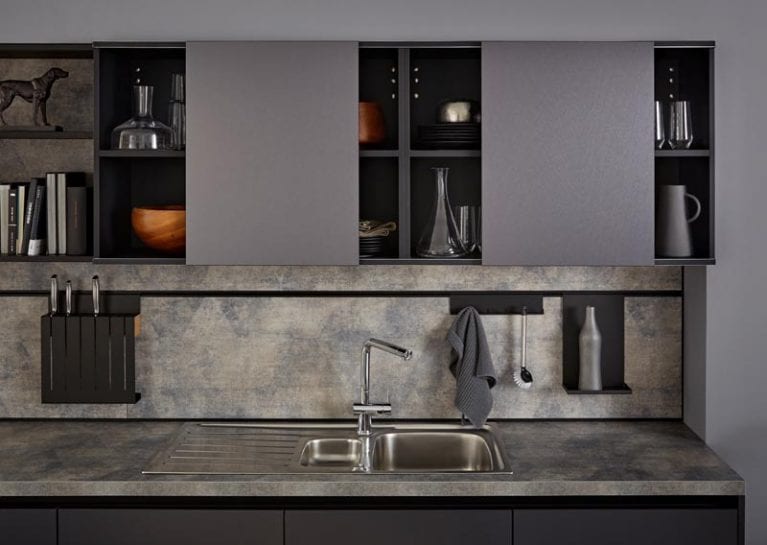 Moderne Contur Küche 53.180 mit Hängeschränken und integrierter Schiebetüre in Edelstahl metallic geschliffen