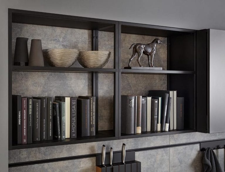 Offenes Küchenregal in mattschwarz mit schöner Marmor-Nischenverkleidung