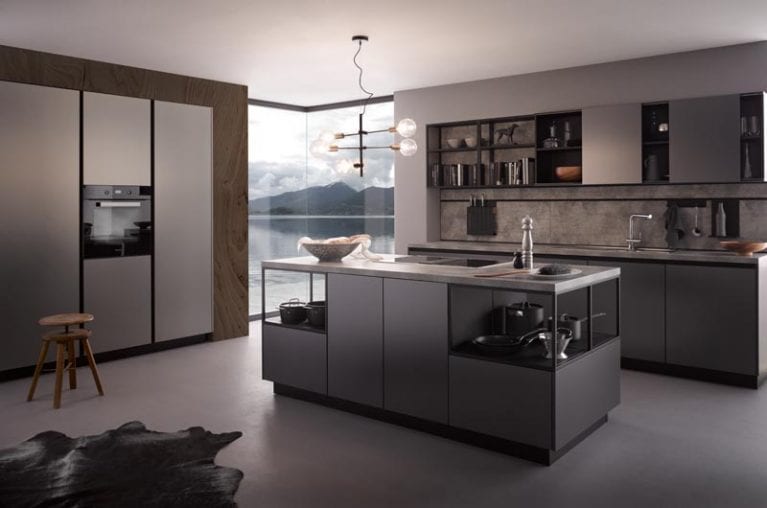 Hochwertige Edelstahlküche mit Kochinsel und einem schönen Seeblick im Hintergrund