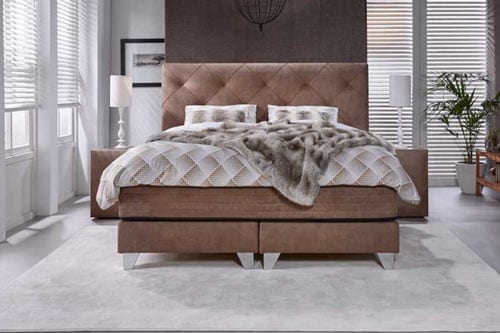 Serta Boxspringbett in Beige/Brauntönen mit Kuscheldecke in einem modernen Zimmer