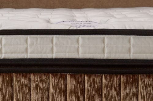 Serta Topper als Detailaufnahme der einzelnen Matratzenschichten