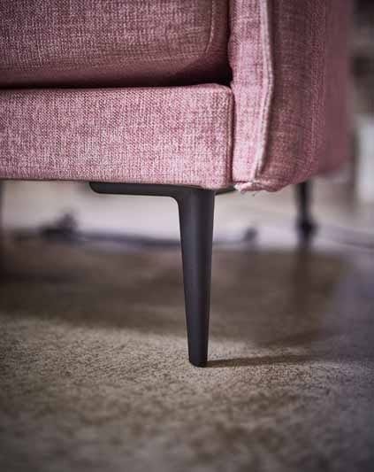 Schwarzer Holzfuss des rosanen Raumfreunde Linn Sofas