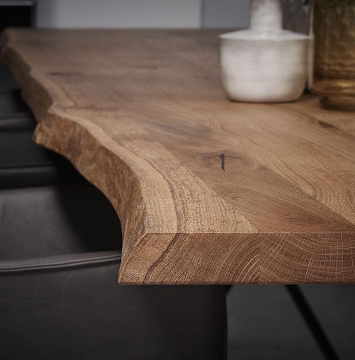 Detailaufnahme von Esstisch Contur mit natürlicher Baumkante