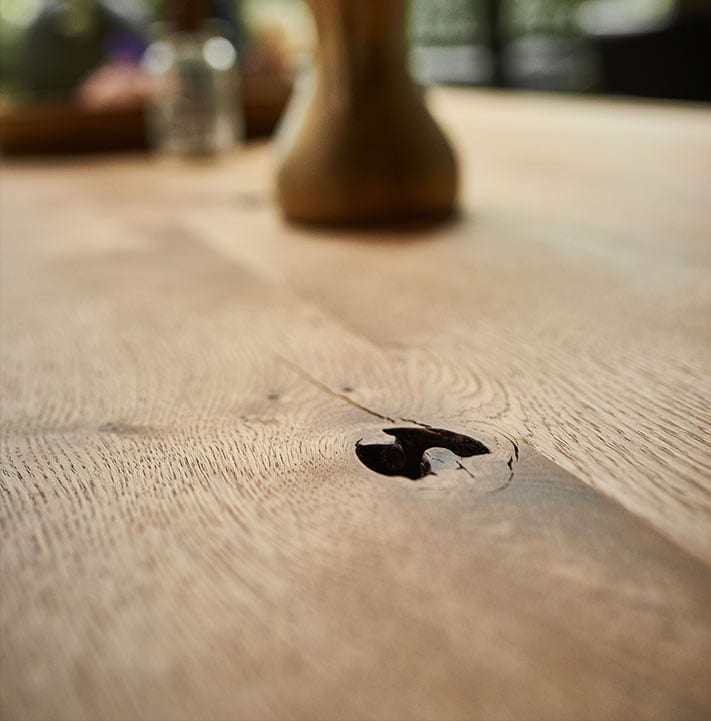 Detailaufnahme von Esstisch Contur mit natürlicher Baumkante