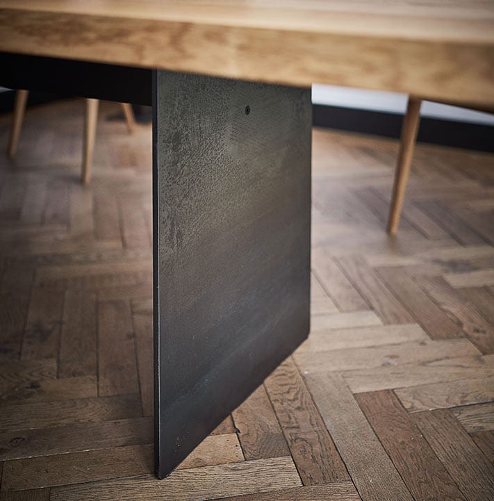 Detailaufnahme von Esstisch Contur mit natürlicher Baumkante