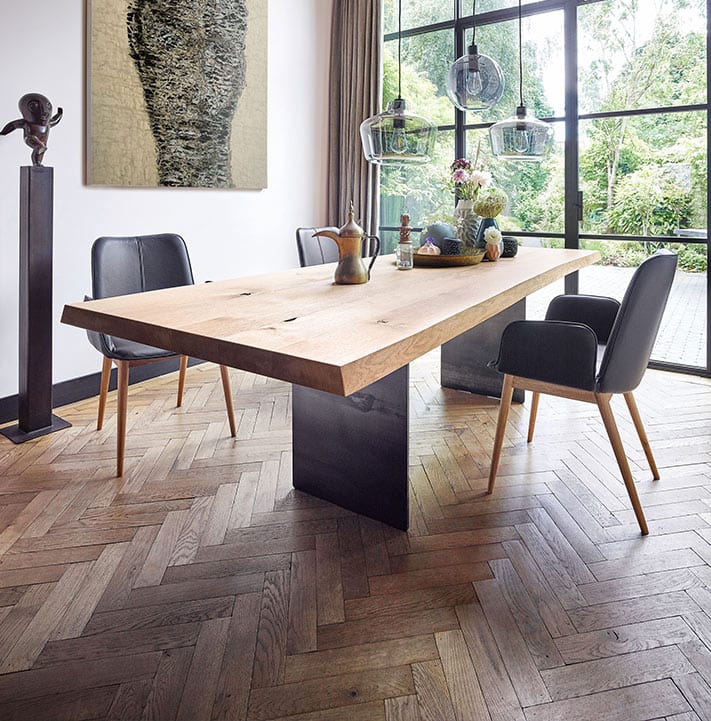 Esstisch Contur mit Massivholzplatte und Metallwange in modernem Wohnzimmer