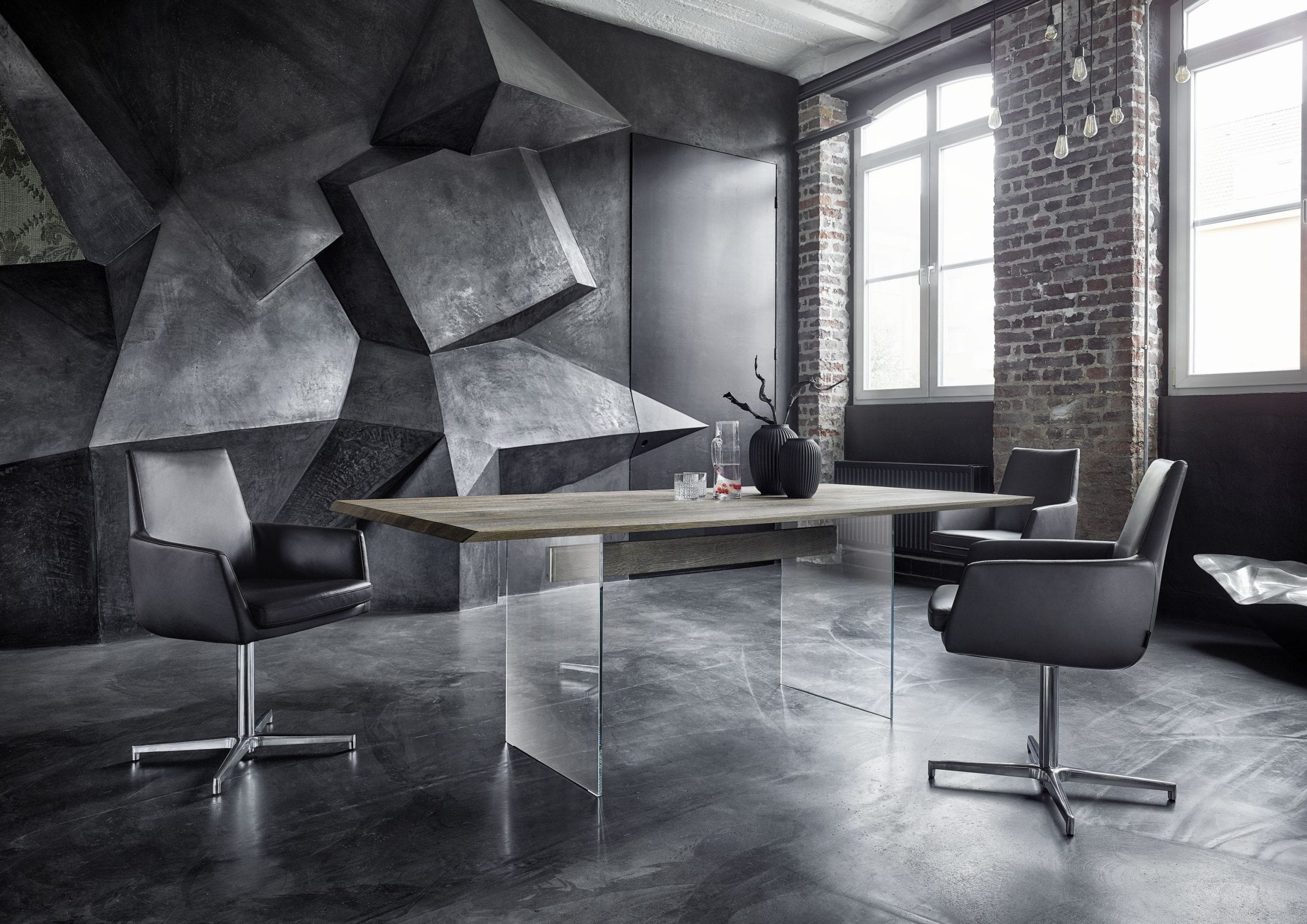 Glaswangen Tischgestell mit Naturtischplatte in luxuriöser Wohnung