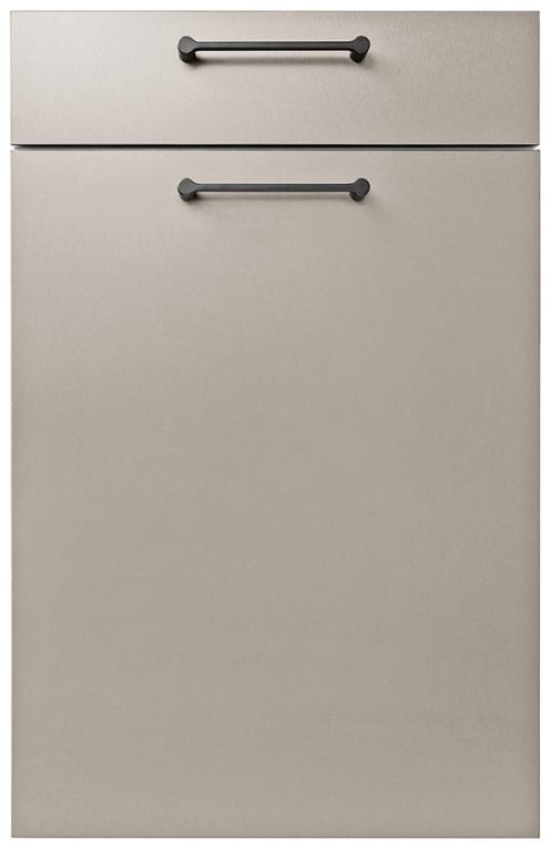 Küchenfront in Edelstahl metallic mit schwarzen Griffen