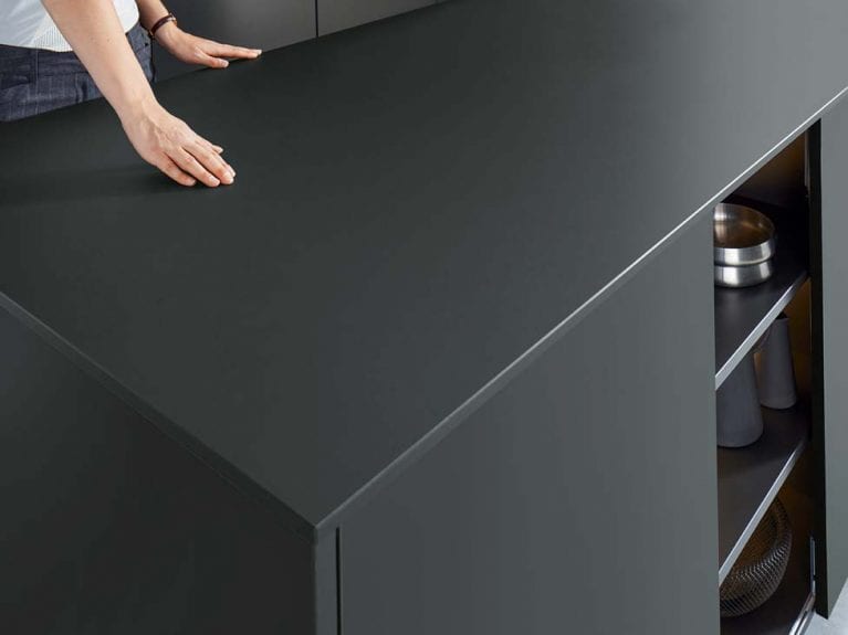 Arbeitsplatte der schwarzen Contur Küche