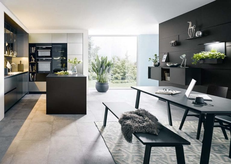 Schwarze Contur Küche mit Kochinsel und Edelstahlfronten