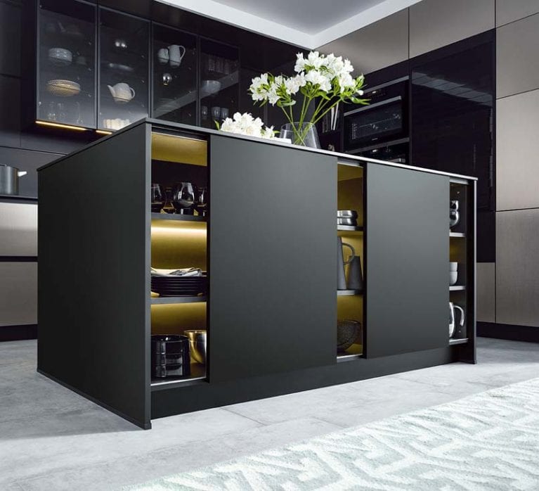 Schwarze Contur Küche mit Kochinsel und Edelstahlfronten