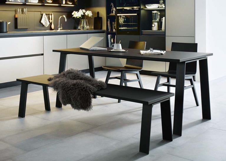 Schwarze Contur Küche mit Kochinsel und Edelstahlfronten