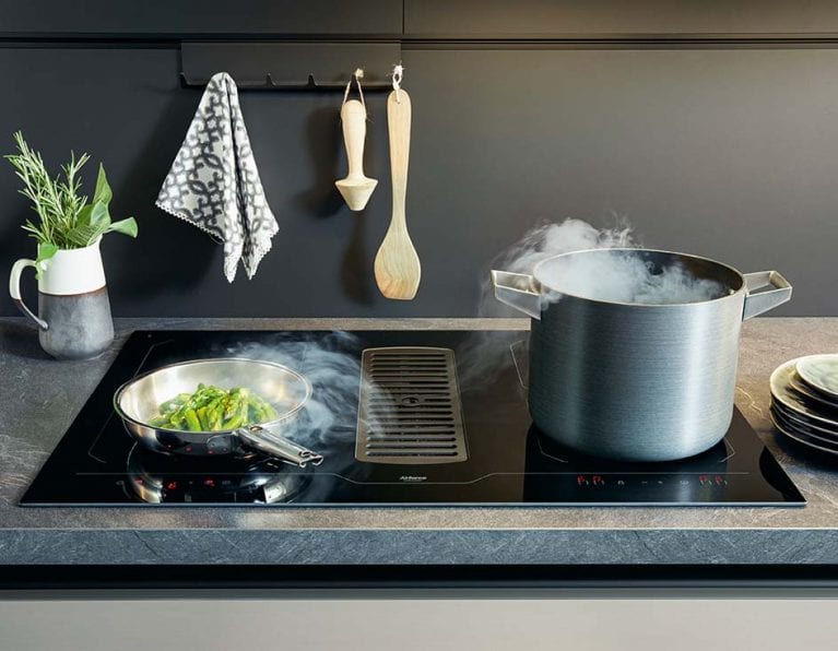 Herdplatte der schwarzen Contur Küche