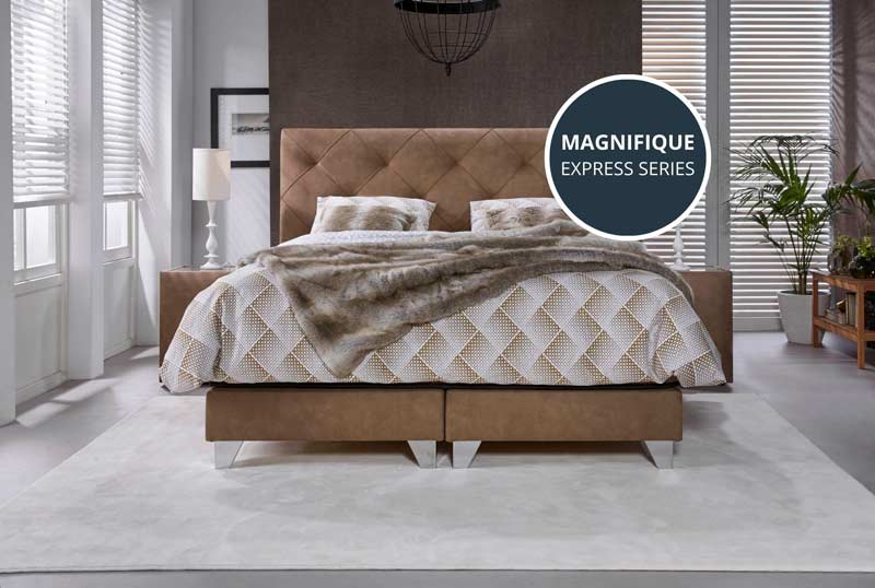 Braunes Serta Bett Magnifique mit romantischer Steppung am Kopfteil.