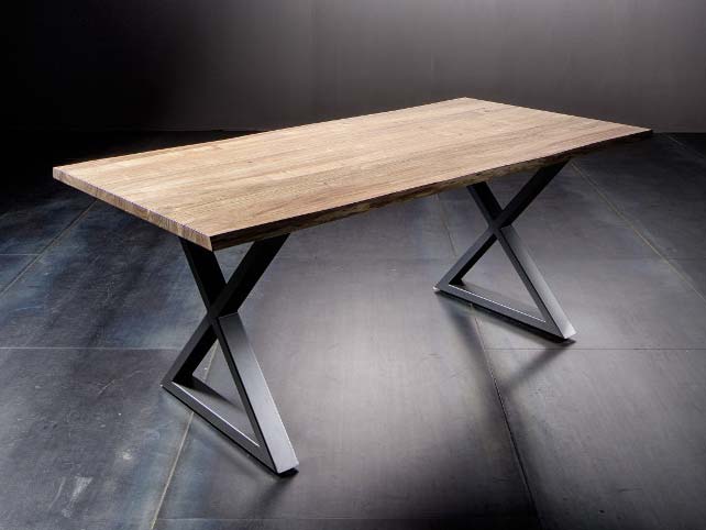 Esstisch Calabria mit Natur Tischplatte und Kreuzgestell in matt schwarz