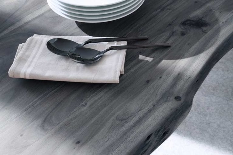 Detailaufnahme einer Massivholzesstischplatte in Holz grau