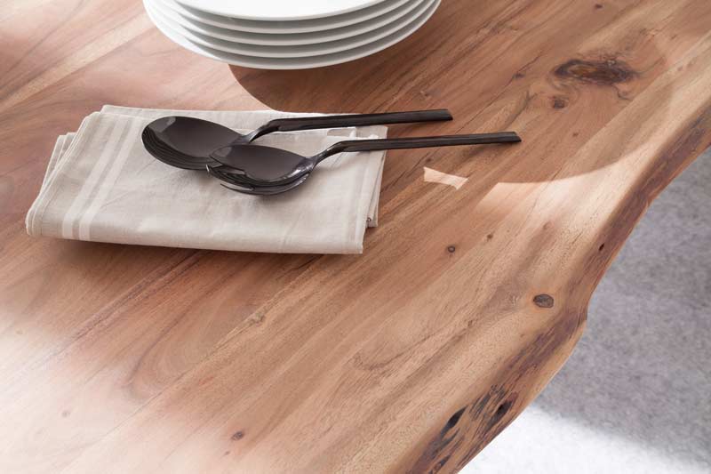 Detailaufnahme einer Massivholzesstischplatte in Natur Holz