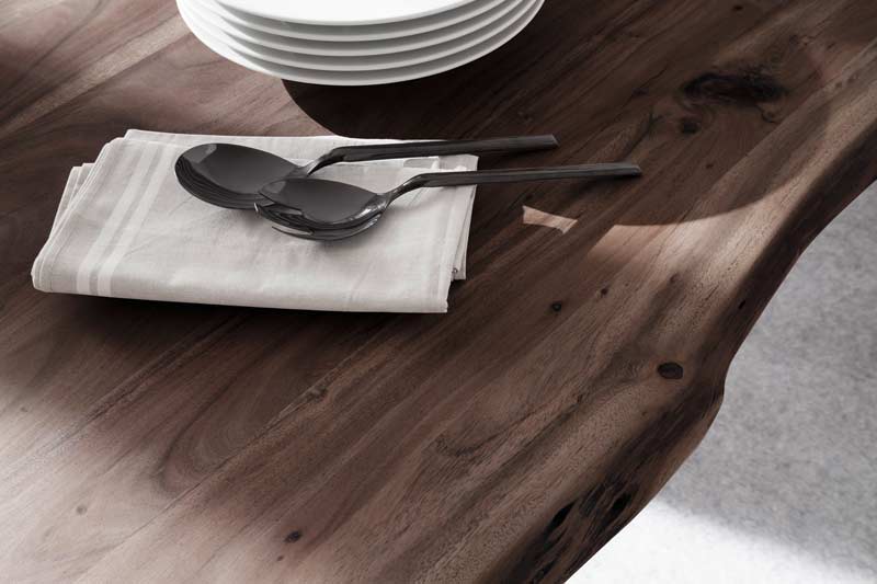 Detailaufnahme einer Massivholzesstischplatte in Walnuss Holz