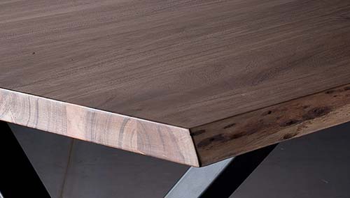 Tischkante von Esstisch