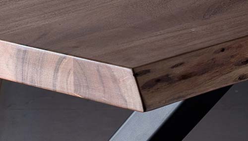 Tischkante von Esstisch