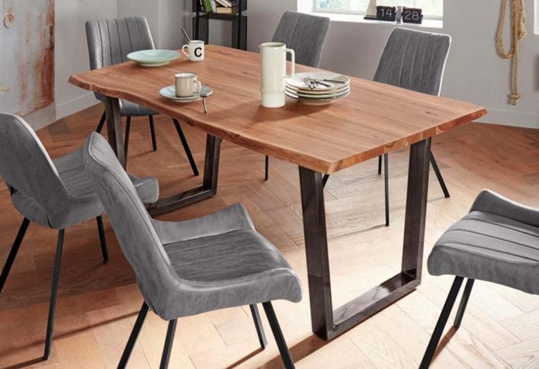 Wohnzimmer mit Esstisch Calabria mit Massivholzplatte und grauen Stühlen in naturholz