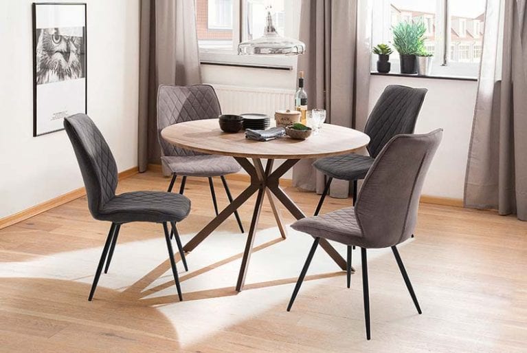 Runder Esstisch Firenze steht mit grauen Stühlen im Wohnzimmer
