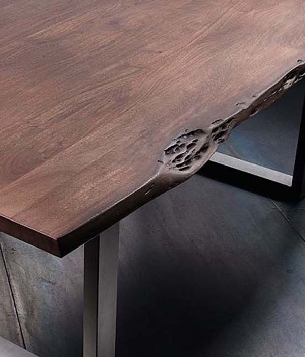 Natürliche Baumkante des Massivholztisches Calabria