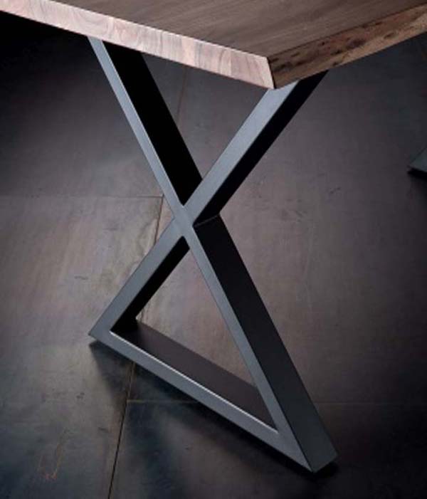 Kreuzgestell in matt schwarz für dem Massivholztisch Calabria