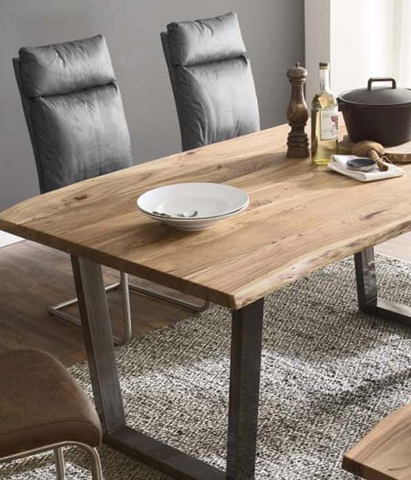 Esstisch Calabria aus Massivholz mit natürliche Baumkante stehet im Esszimmer