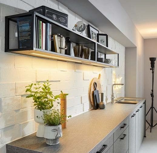 Hängeregal in der Küche mit Kochbüchern und Bildern