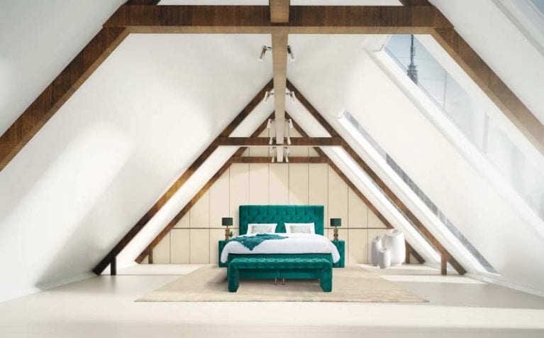 Serta Bett York steht in einem hellen, grossen Raum mit Dachschrägen in der Farbe grün