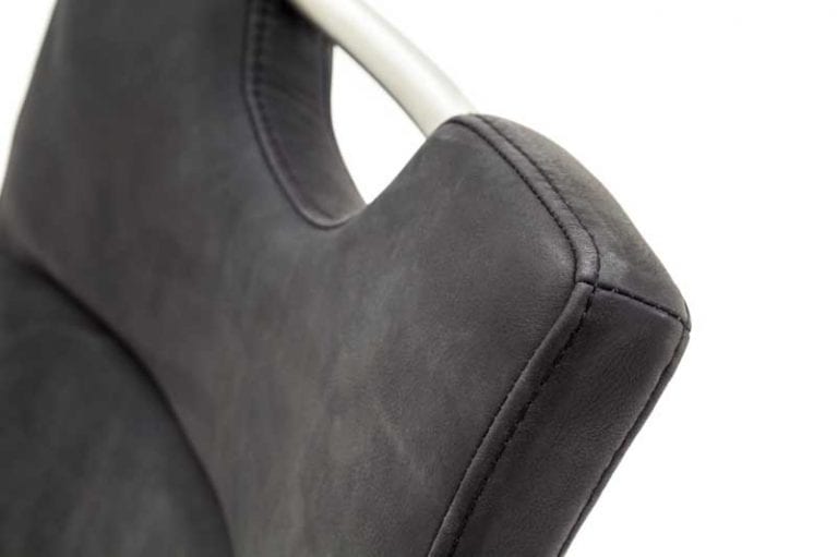 Detailaufnahme des Rückengriffes des anthrazitfarbenen Zagreb Freischwinger Stuhls