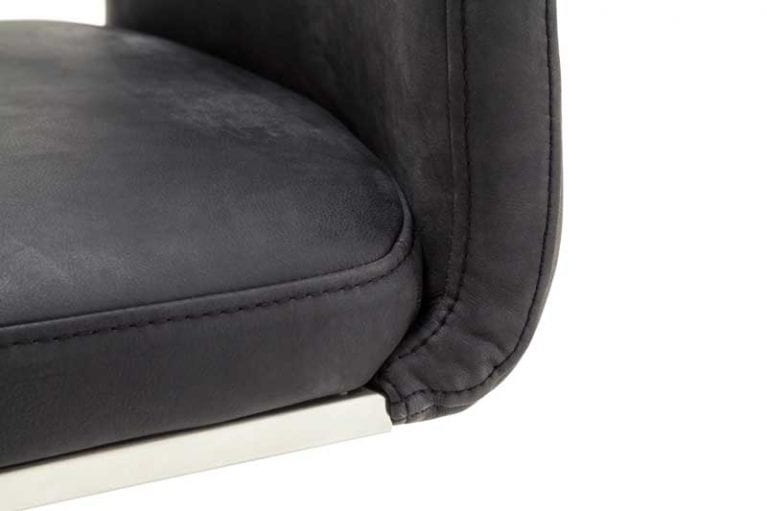 Detailaufnahme des Überganges von Sitz und Rückenlehne des anthrazitfarbenen Zagreb Freischwinger Stuhls