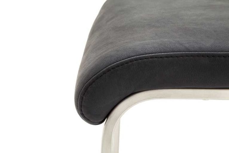 Detailaufnahme der Sitznaht des anthrazitfarbenen Zagreb Freischwinger Stuhls