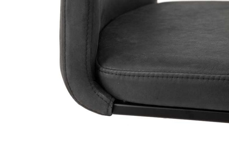 Seitliche Stuhlnaht bei dem Übergang von Sitzpolster und Rückenlehne von Stuhl Zagreb in anthrazit