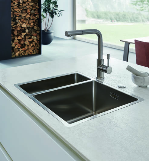 Kochinsel mit Spülbecken auf weisser Marmor Arbeitsplatte