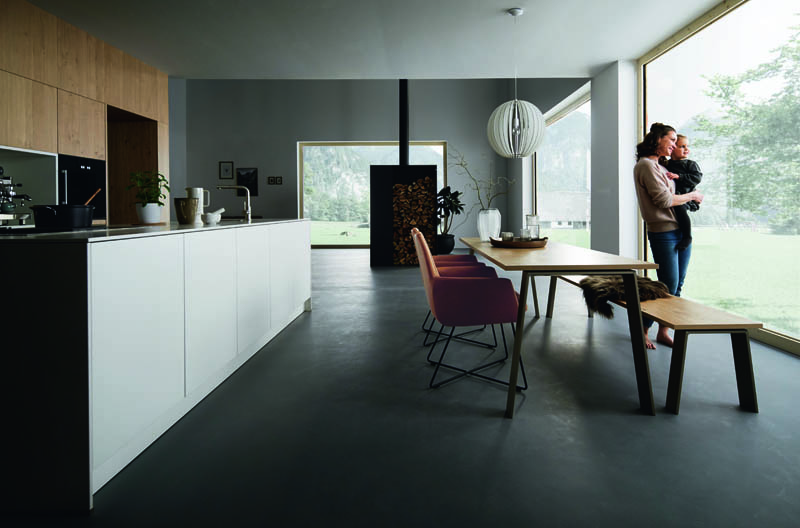 Grosse weisse Kücheninsel mit offenem Wohnraum