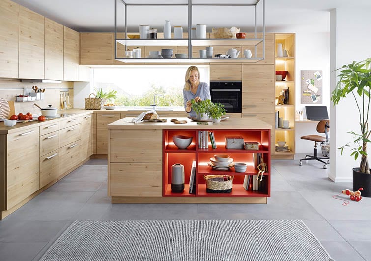 Holzküche mit grosser Kücheninsel aus Holz und rotem integrierten Regal