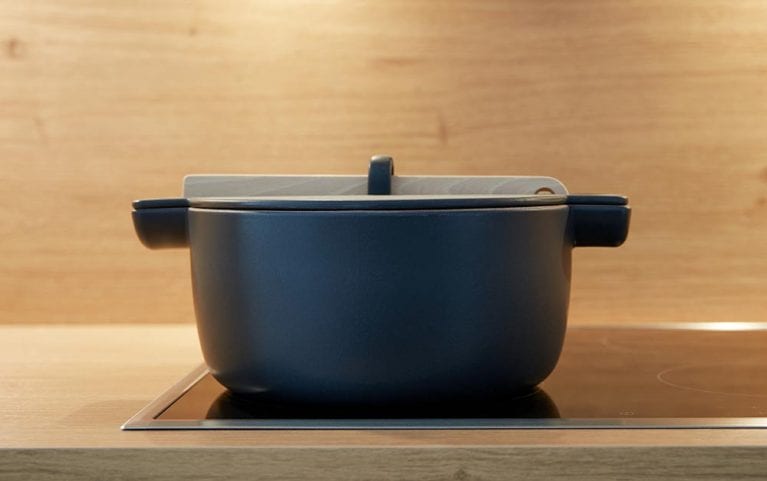 Topf steht auf einer Induktionsherdplatte