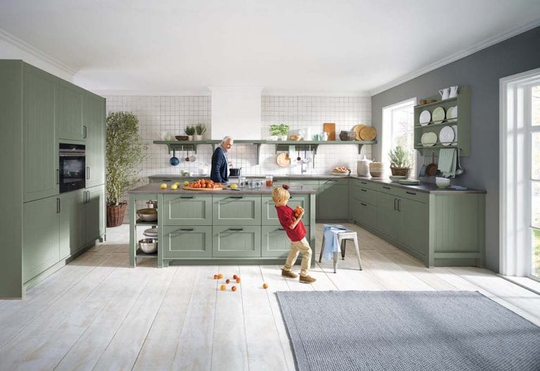 Grosse mintgrüne Landhausküche mit Kochinsel von Contur Küchen