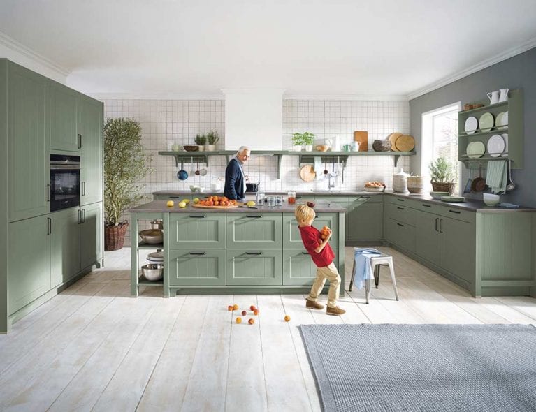 Grosse mintgrüne Landhausküche mit Kochinsel von Contur Küchen
