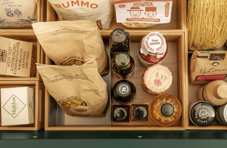 Lebensmittelvorrat mit in einem cleveren Ordnungssystem für Schubladen