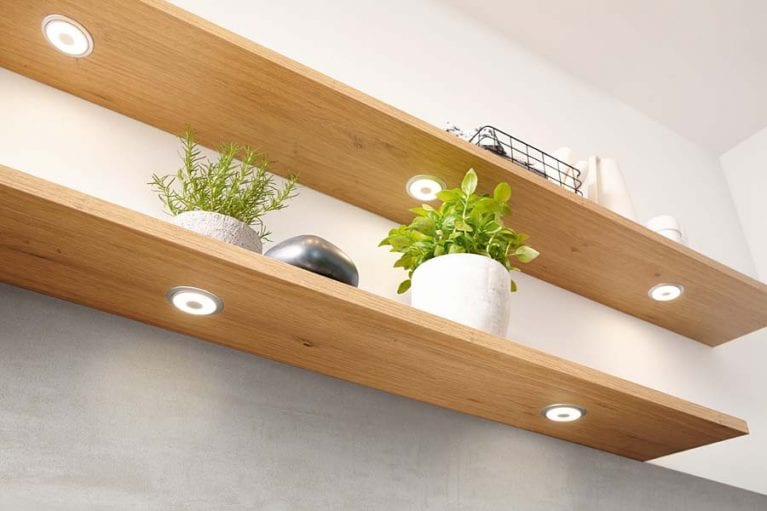 Regalbretter aus Asteiche mit integrierter Beleuchtung